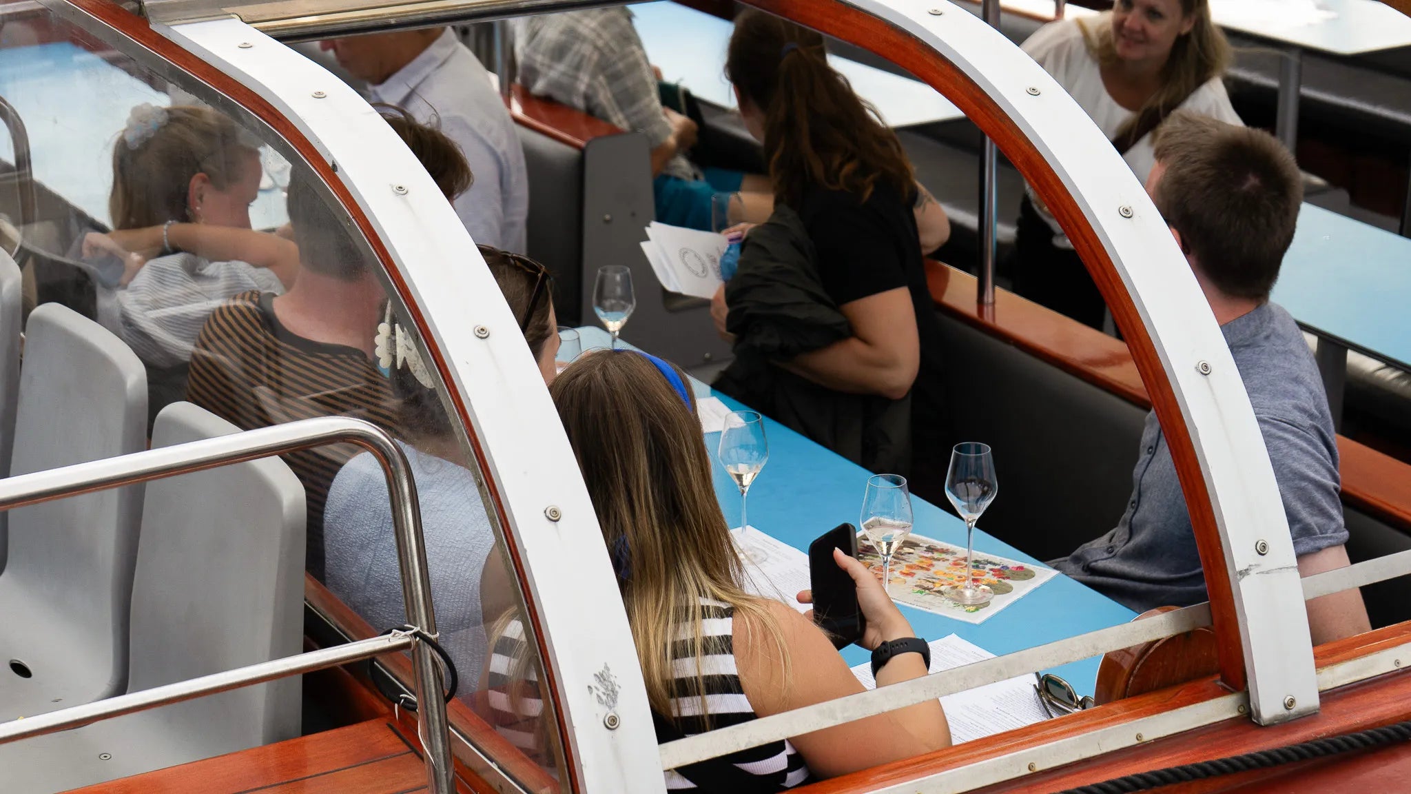 Folk ombord på Champagne Cruise