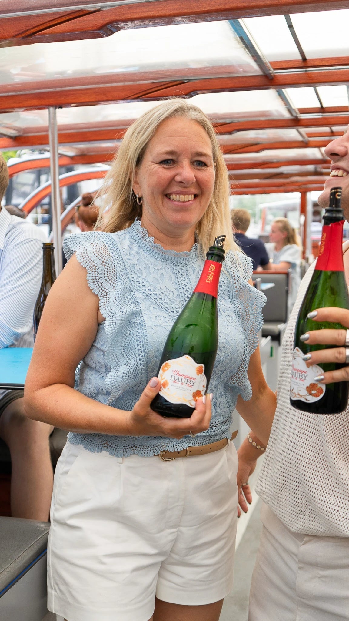 Mille smiler til kameraet foran Champagne Chapuys stand