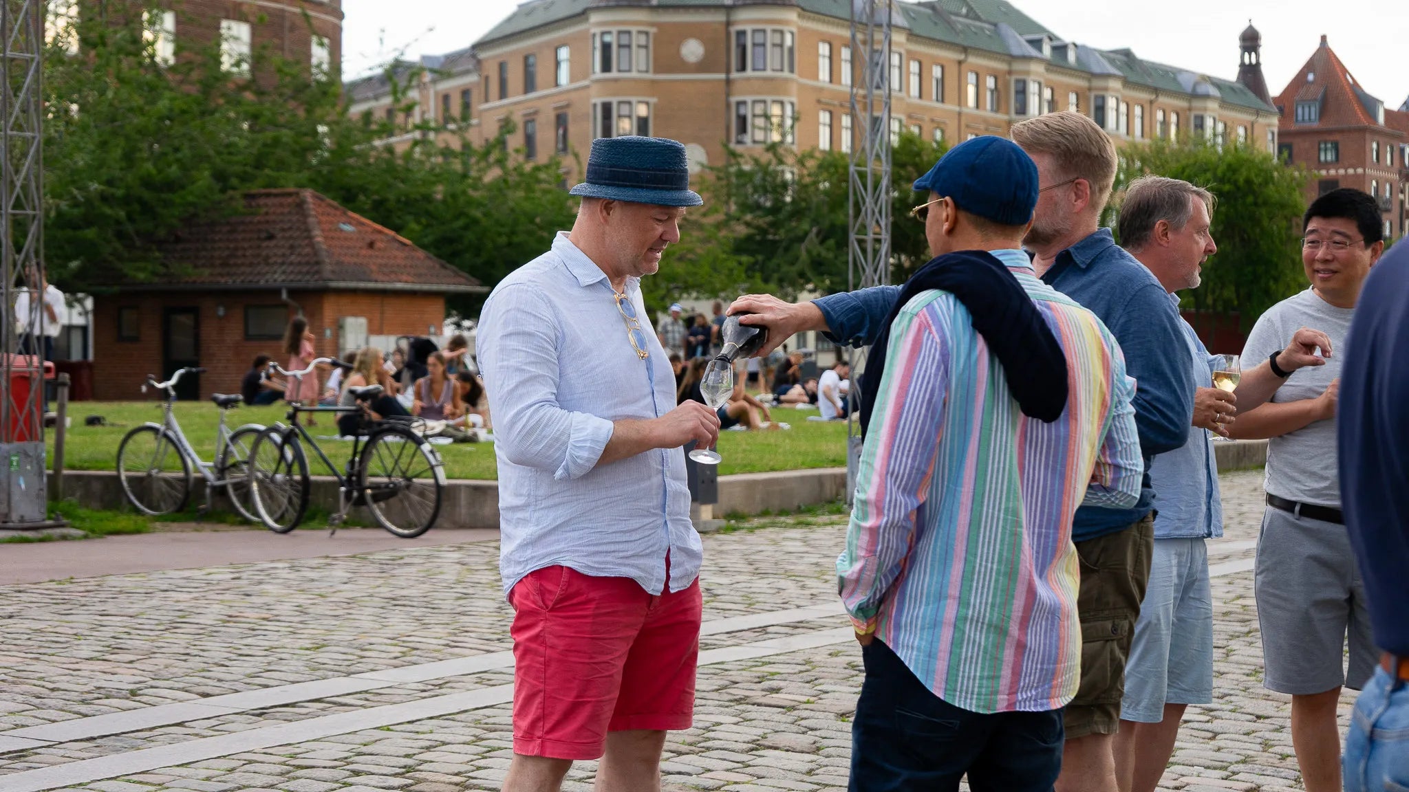 Der bliver skænket op og snakket til champagne event på Islands Brygge