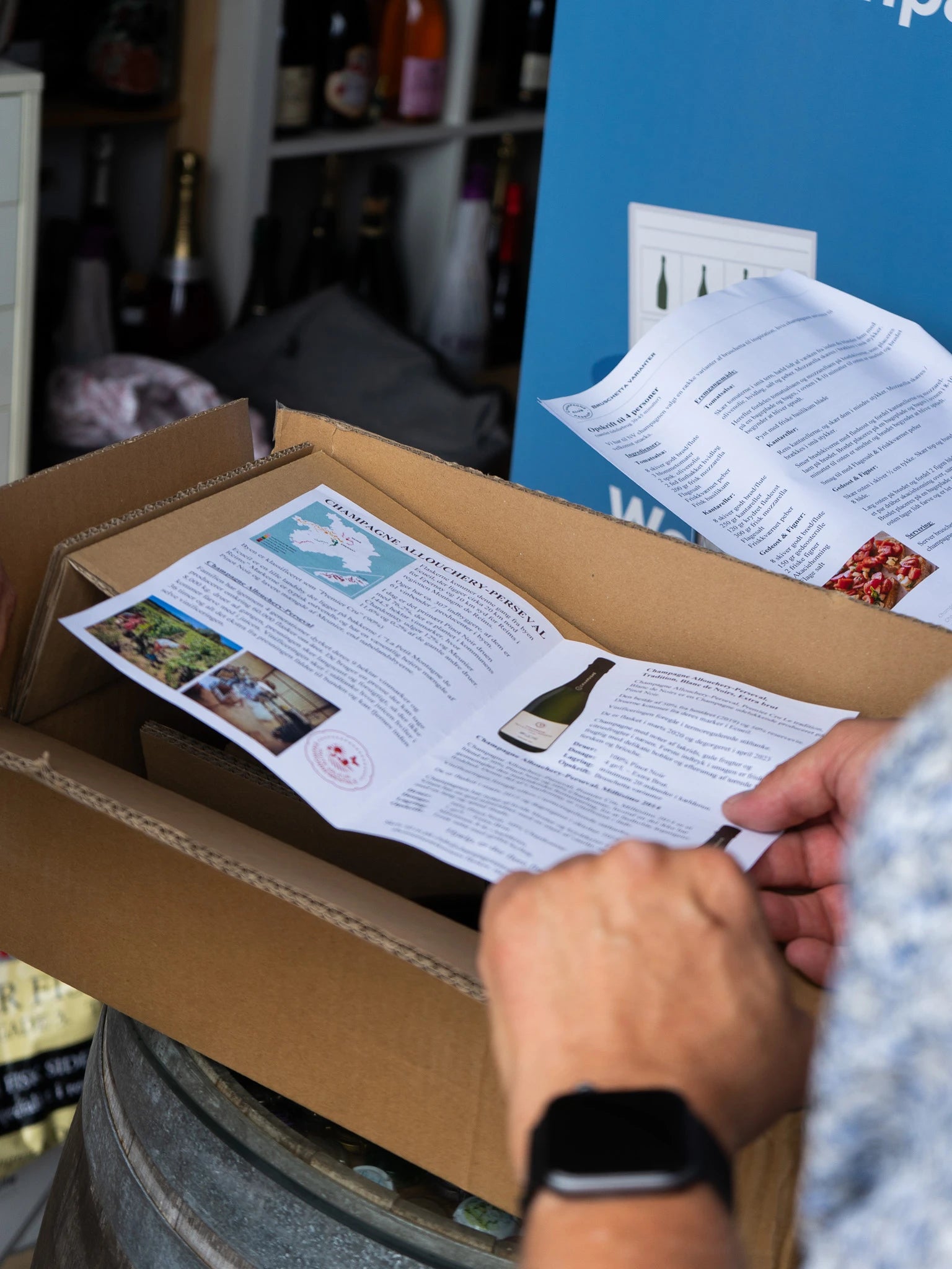 Champagneabonnement, abonnementskasse, info folder til abonnementet med historier og beskrivelser