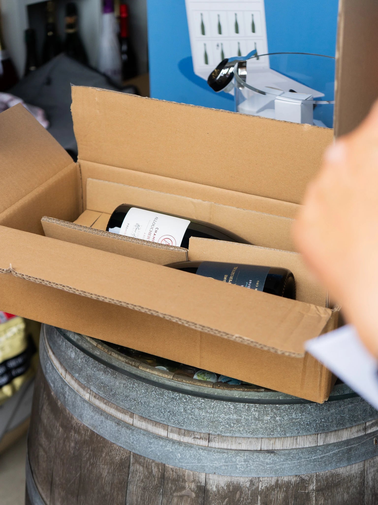 Champagneabonnement, abonnementskasse med 2 flasker hver anden måned med historier og beskrivelser, hverdagsluksus for voksne